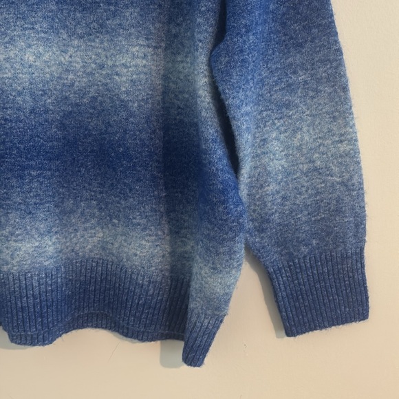 Old Navy Women’s Size M Oversized Blue Ombre Sweater - Picture 3 of 6
